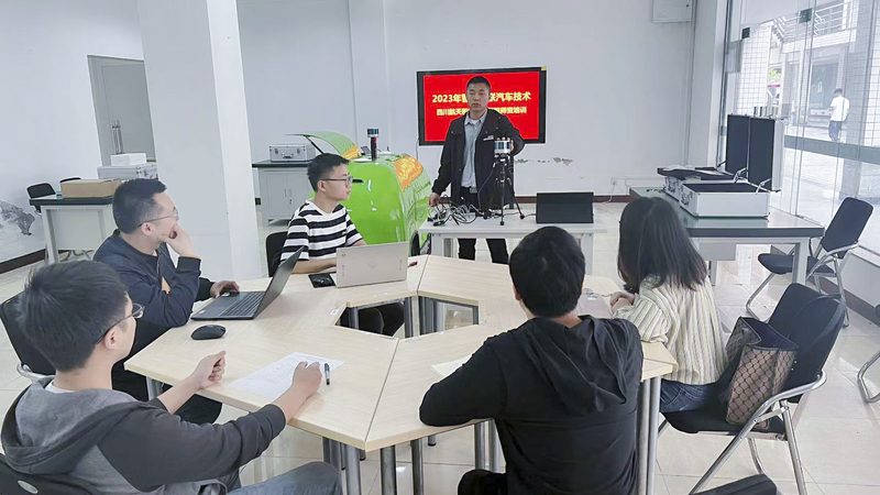 二级建造师零基础培训班费用通常由以下几个部分构成：